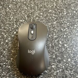 Logitech Wireless Ergonomic Mouse - Black | Brand New | includes battery & usb